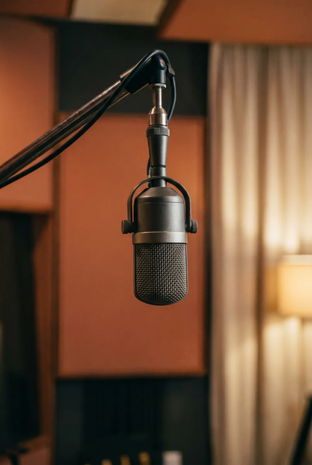 Broadcast-Mikrofon am Schwenkarm im Podcast-Studio