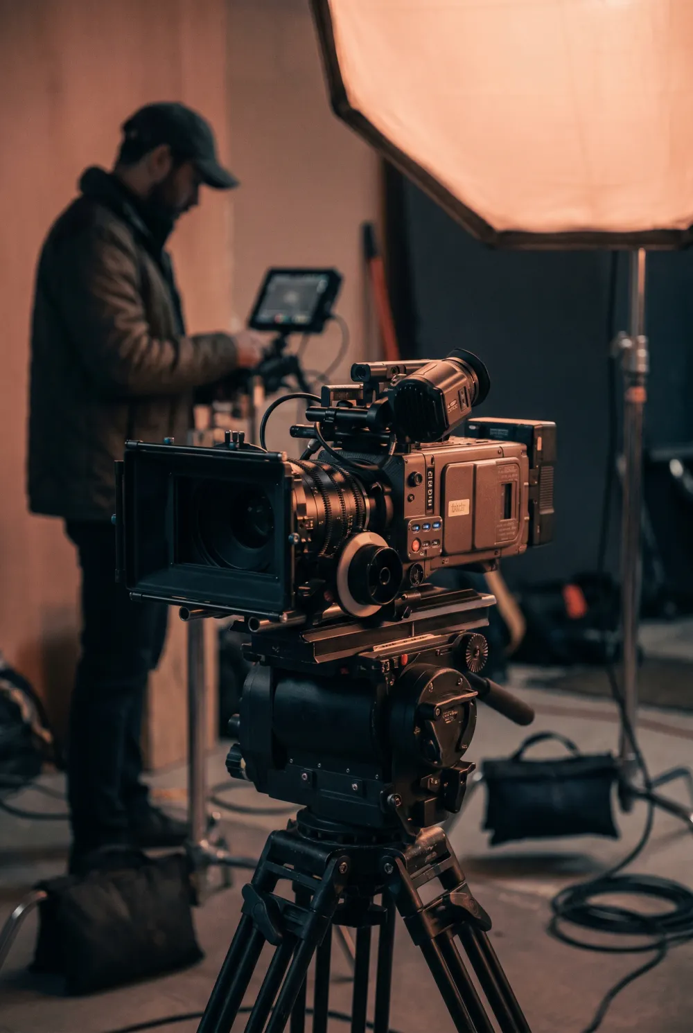 Cinema-Kamera-Rig am Filmset mit Lichtsetup
